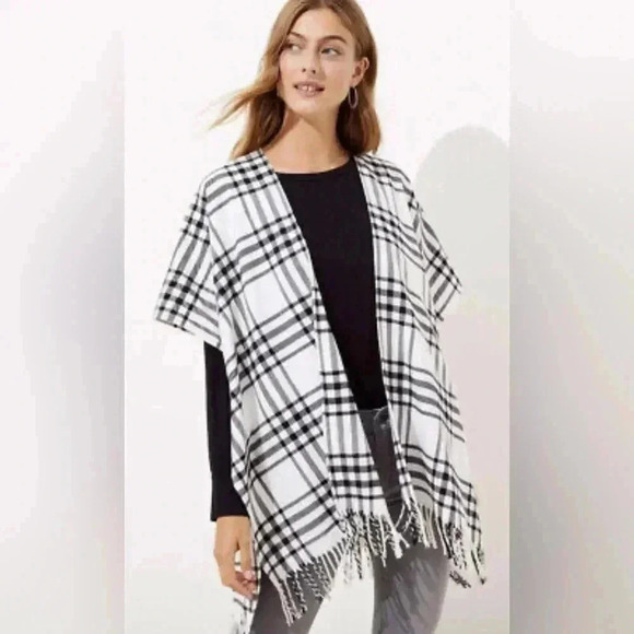NWT Womens Ann Taylor LOFT White/Black Plaid Poncho Fringe Wrap XS/S Fit… - Picture 1 of 7